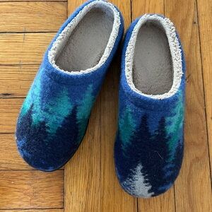 L.L. Bean fleece women’s  Blue and Green Forest Slippers 9